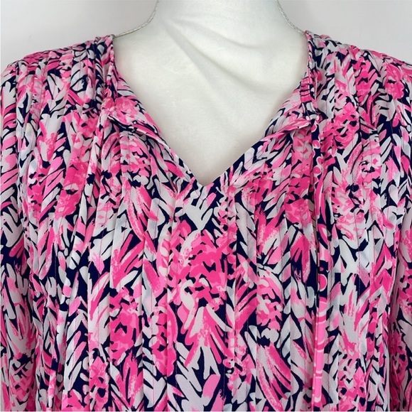 Lily Pulitzer Marilina High Tide Navy Citrus Kiss
Engineered Tunic Top. Size XXS - Picture 8 of 14